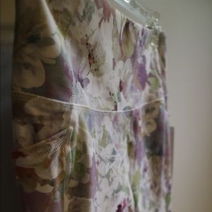 Floral pattern workout leggings with pockets